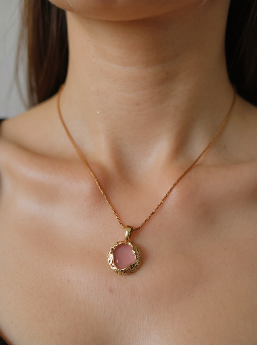 💗 Gold Plated Pink Stone Pendant Necklace – Romantic Vintage Look