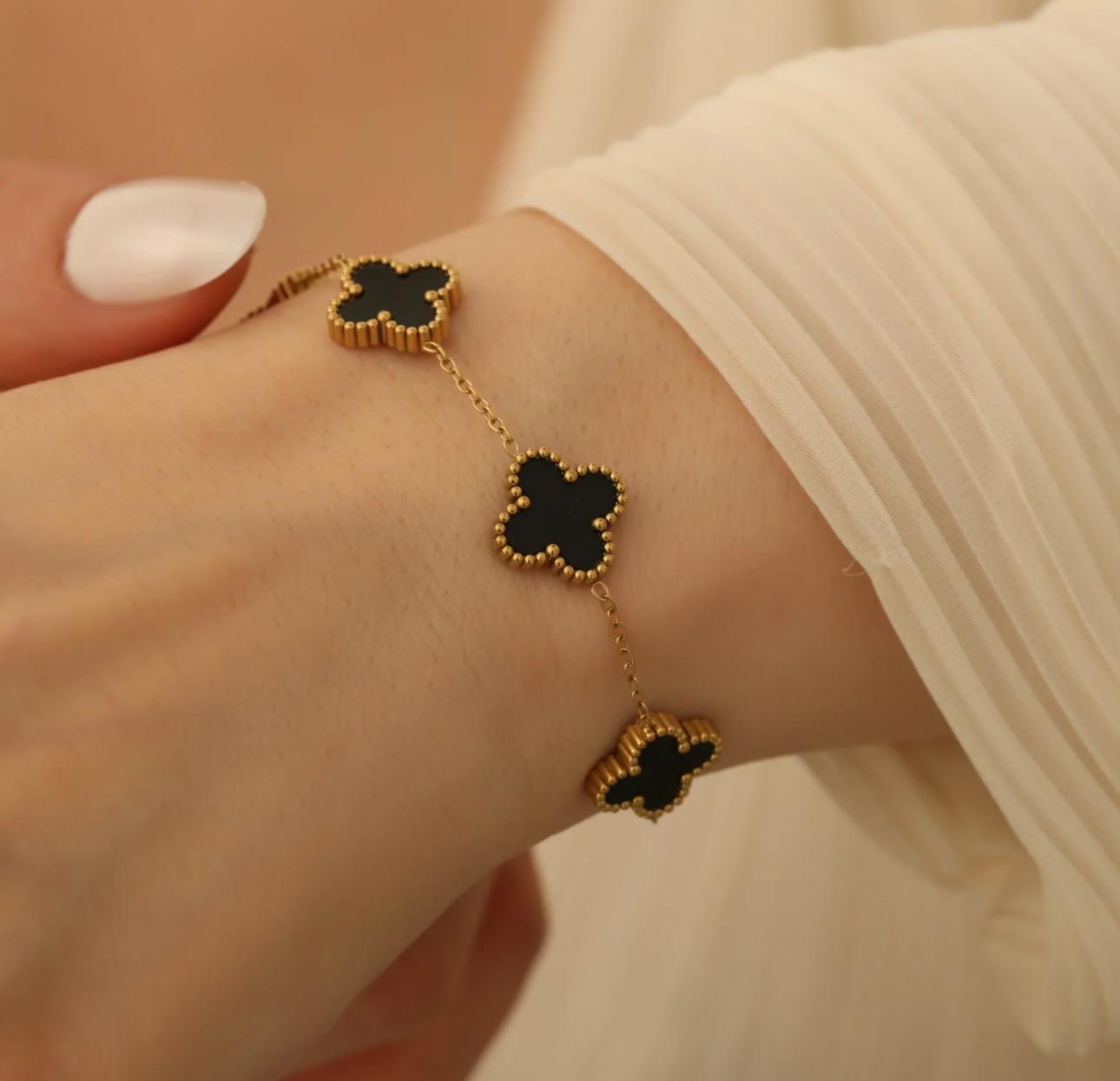 Black Clover Charm Bracelet – 18K Gold-Plated Elegance with Onyx Detailing