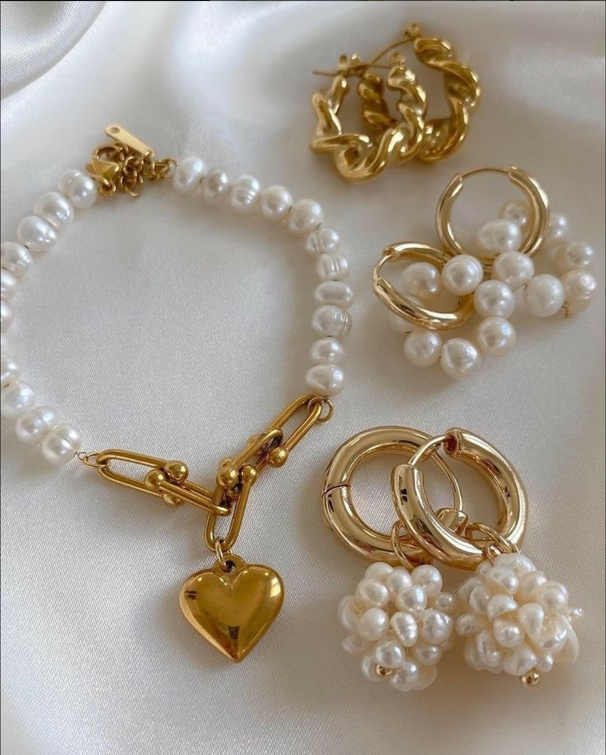 Gold & Pearl Statement Jewelry Set – Heart Charm Bracelet & Bold Pearl Drop Earrings