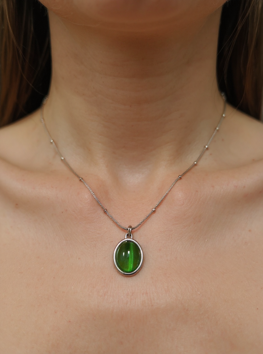 💚 Gold Teardrop Green Stone Pendant Necklace – Minimalist Elegance