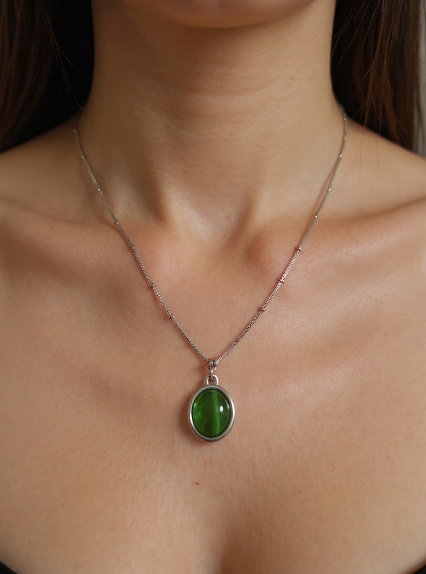 💚 Gold Teardrop Green Stone Pendant Necklace – Minimalist Elegance