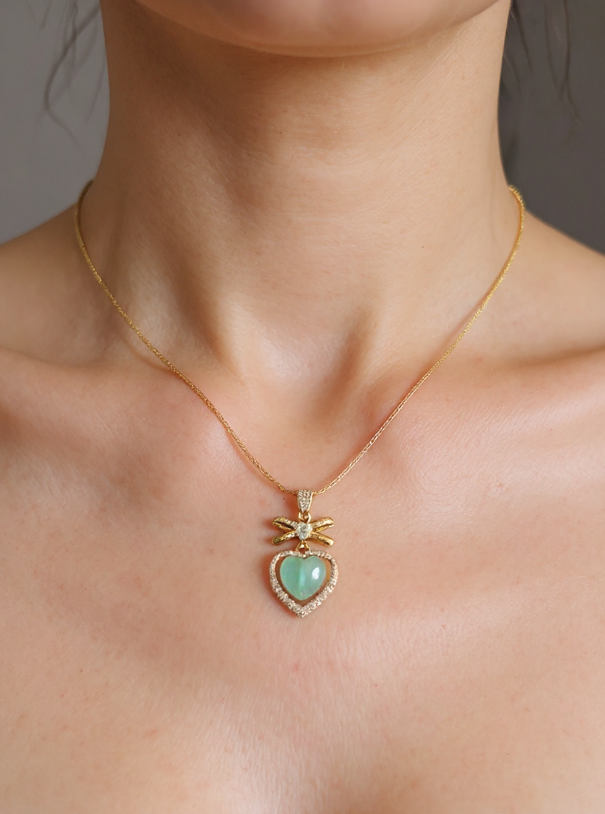 💚 Green Heart Pendant with Bow Detail – Minimalist Gold Necklace