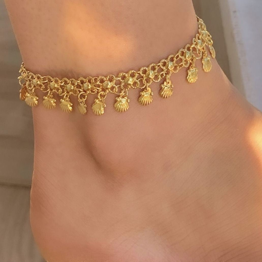 Gold Shell Charm Anklet – Boho Beach-Inspired Statement Jewelry